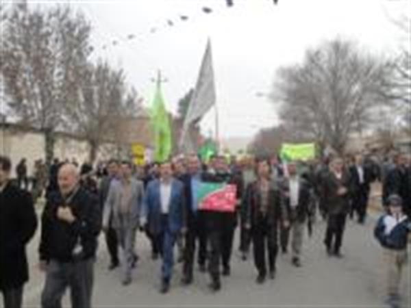 حضور پرشور پرسنل شبکه بهداشت و درمان شهرستان در راهپیمایی بزرگ 22بهمن روز  پیروزی شکوه مند انقلاب اسلامی ایران