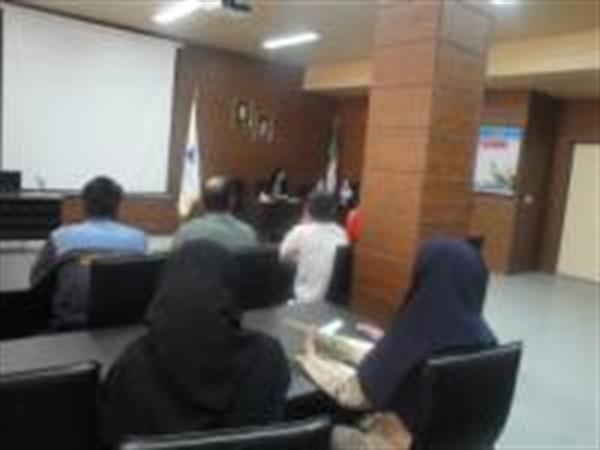 برگزاری جلسه آموزشی برنامه پزشک خانواده شهری ونظام ارجاع در شرکت کاشی کاژه در تاریخ 1/4/1391