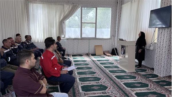 کلاس آموزشی در زمینه ارگونومی جهت شاغلین خمیر مایه برتر با حضور کارشناس بهداشت حرفه ای 1404/4/22