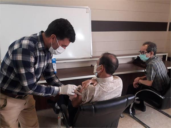 تزریق واکسن کرونا جهت پزشکان نظام پزشکی شهرستان اسلام آباد غرب مورخه ۱۴۰۰/۱/۲۱ سالن اجتماعات مرکز بهداشت
