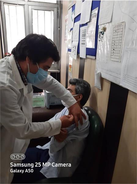 تزریق واکسن کرونا به مدیر شبکه بهداشت و درمان شهرستان و رئیس مرکز بهداشت 1400/1/04