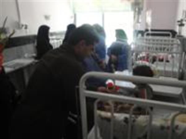 عیادت از کودکان بستری در بیمارستان امام خمینی(ره)شهرستان اسلامآباد غرب در هفته ملی کودک