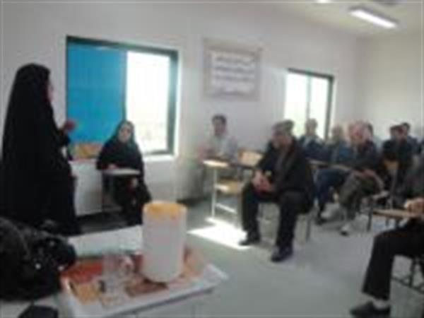 برگزاری کلاس آموزشی به مناسبت هفته سلامت در کارخانه قند توسط واحد بهداشت حرفه ای